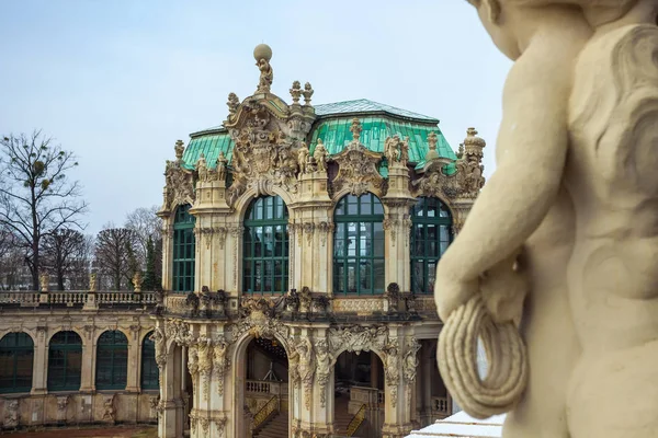 Vista a los edificios históricos del famoso palacio de Zwinger en — Foto de Stock