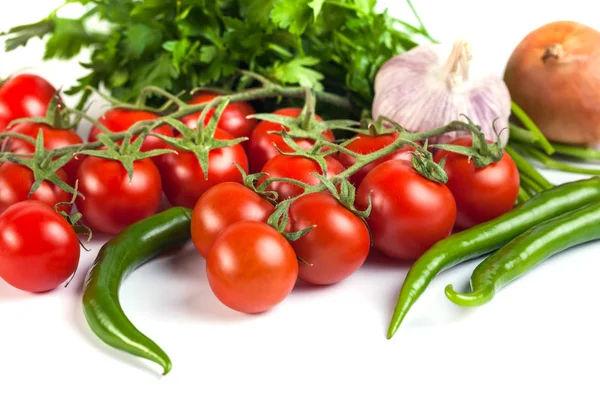 Tomates, poivrons verts et autres légumes sur fond blanc — Photo