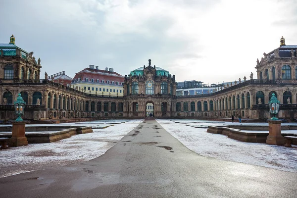 Vista a los edificios históricos del famoso palacio de Zwinger en —  Fotos de Stock