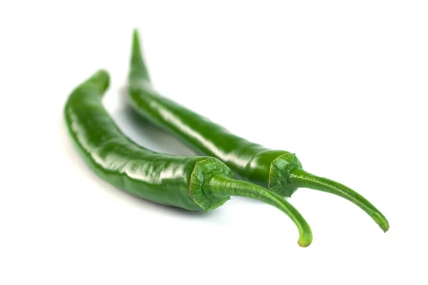 Πράσινες πιπεριές τσίλι. Απομονώνονται σε λευκό φόντο — Φωτογραφία Αρχείου