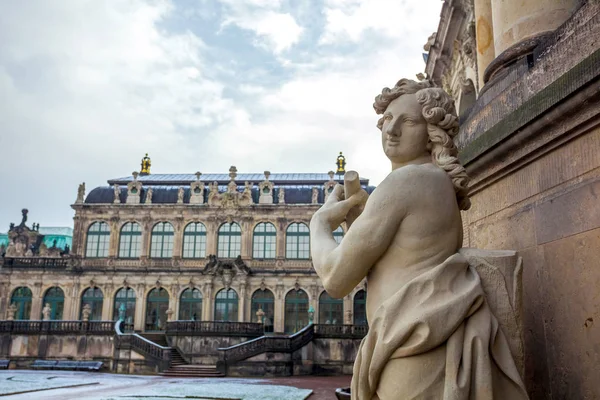 Vista a los edificios históricos del famoso palacio de Zwinger en — Foto de Stock