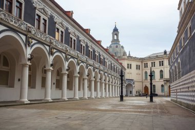 Dresden Barok mahkemede bulutlu bir günde, Saksonya, Almanya