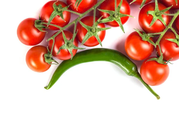 Tomates, pimientos verdes y otras verduras sobre un fondo blanco — Foto de Stock