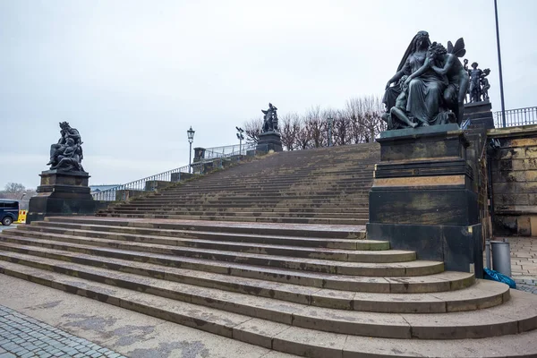 Lépcsőház a szobrok mindkét oldalán a Drezda, Szászország, csíra — Stock Fotó