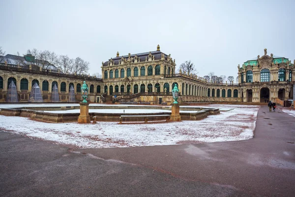 Widok na zabytkowe budynki słynnego Pałacu Zwinger w — Zdjęcie stockowe