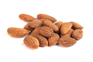 Beyaz arka plan üzerinde kahverengi kızarmış badem yığını