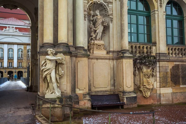 Vista a los edificios históricos del famoso palacio de Zwinger en — Foto de Stock