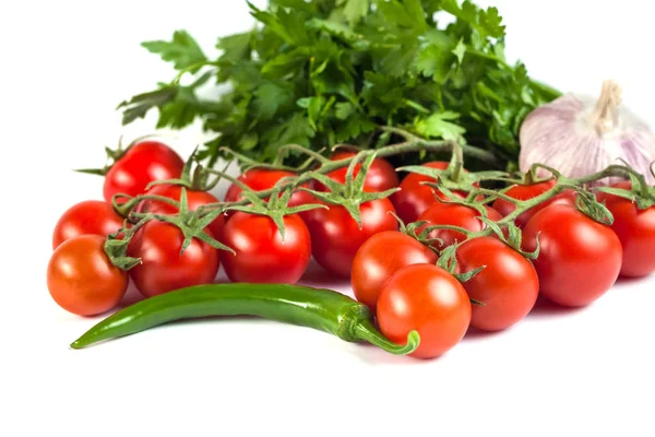 Помідори, зелений перець та інші овочі на білому фоні — стокове фото