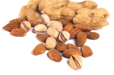 Fındık karışımı beyaz arka plan üzerinde kapat