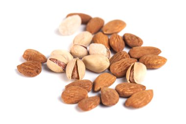 Fındık karışımı beyaz arka plan üzerinde kapat