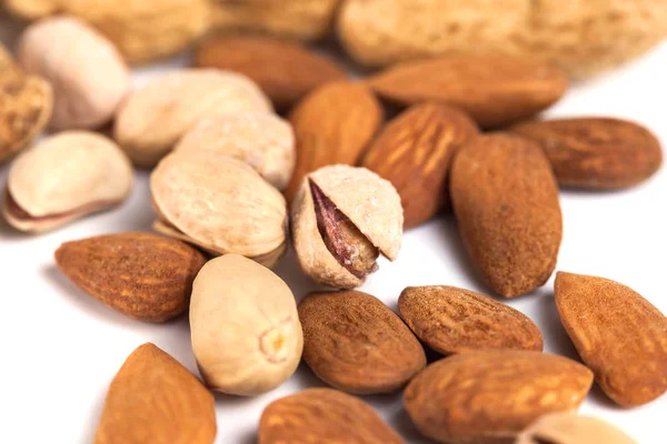 Mezcla de frutos secos de cerca sobre fondo blanco —  Fotos de Stock