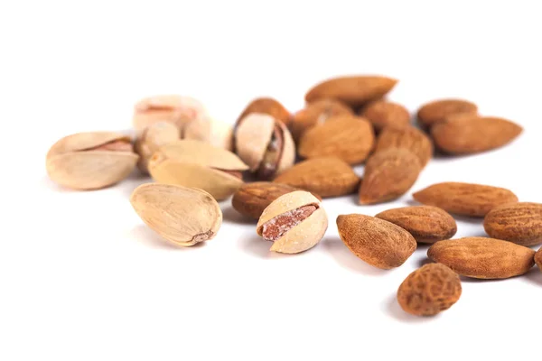 Mezcla de frutos secos de cerca sobre fondo blanco —  Fotos de Stock