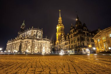 Elbe Nehri embankme Old Town mimarisiyle gece görünümü