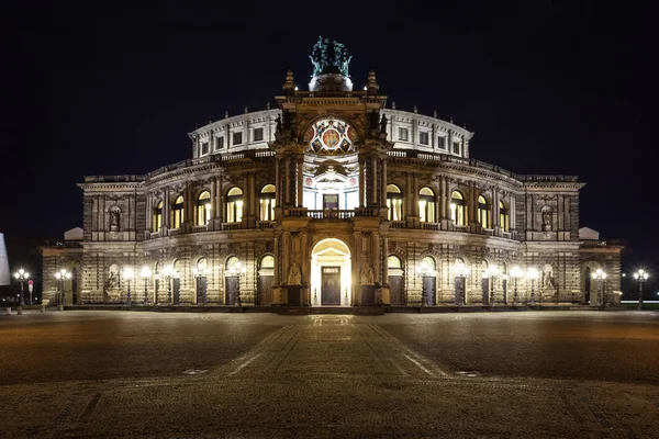 Semper Opera House por la noche en Dresde; Alemania —  Fotos de Stock