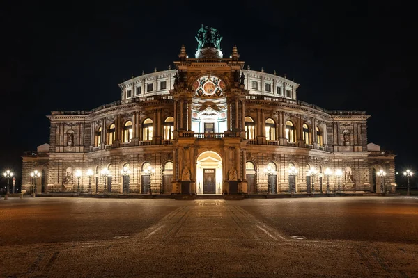 Оперного театру Семпер вночі в Дрездені; Німеччина — стокове фото