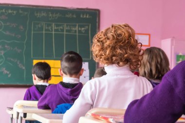 okul çocukları sınıfta aktif olarak katılıyor. Eğitim.