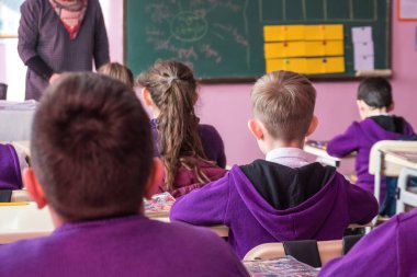 okul çocukları sınıfta aktif olarak katılıyor. Eğitim.