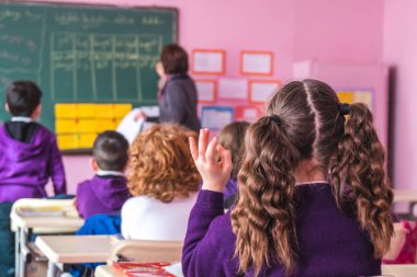 okul çocukları sınıfta aktif olarak katılıyor. Eğitim.