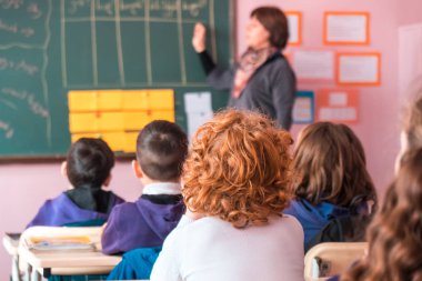 okul çocukları sınıfta aktif olarak katılıyor. Eğitim.