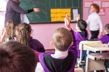 okul çocukları sınıfta aktif olarak katılıyor. Eğitim.