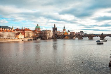 Çek Cumhuriyeti Prag 'da Vltava Nehri ve Charles Köprüsü