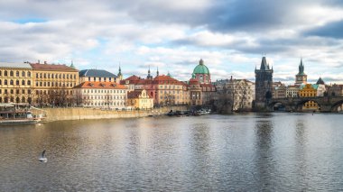 Çek Cumhuriyeti Prag 'da Vltava Nehri ve Charles Köprüsü