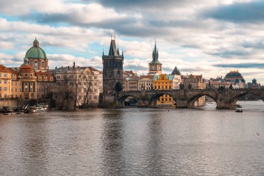 Çek Cumhuriyeti Prag 'da Vltava Nehri ve Charles Köprüsü