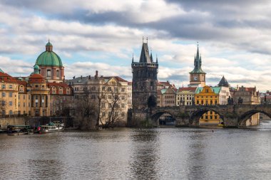 Çek Cumhuriyeti Prag 'da Vltava Nehri ve Charles Köprüsü