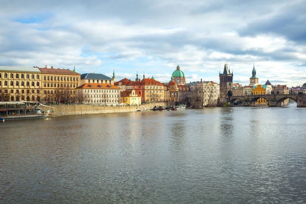 Vltava a Karlův most v Praze, Česká republika — Stock fotografie