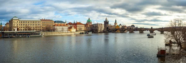 Çek Cumhuriyeti Prag 'da Vltava Nehri ve Charles Köprüsü — Stok fotoğraf