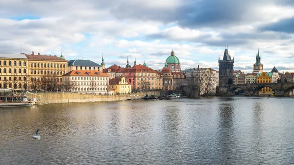 Moldau und Karlsbrücke in Prag, Tschechische Republik — Stockfoto