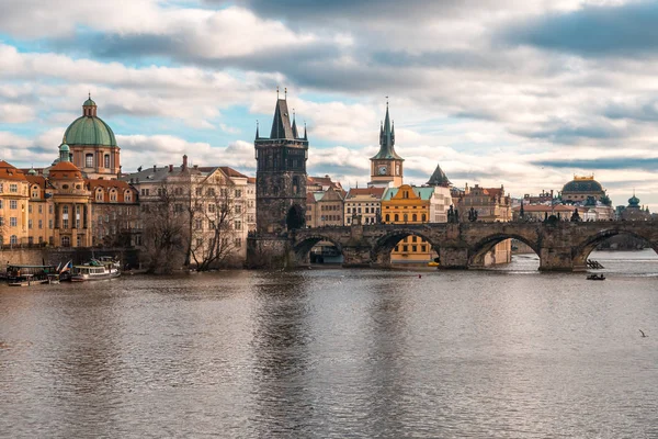 Vltava a Karlův most v Praze, Česká republika — Stock fotografie