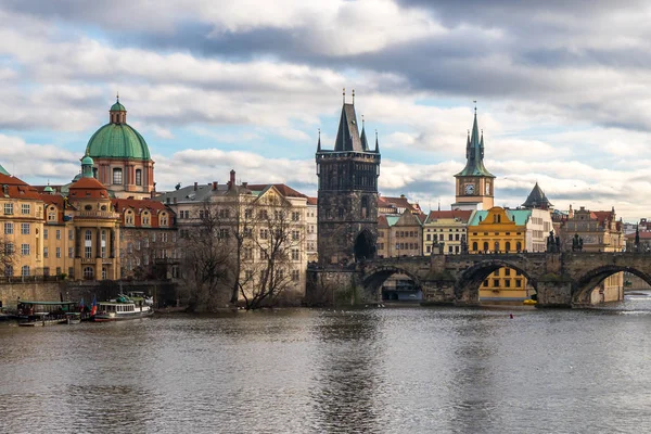 Moldau und Karlsbrücke in Prag, Tschechische Republik — Stockfoto