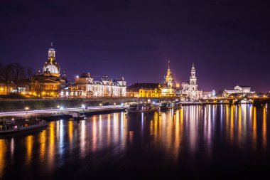 Şehir ve Elbe RIV yansımalar güzel gece görünümü