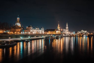 Şehir ve Elbe RIV yansımalar güzel gece görünümü