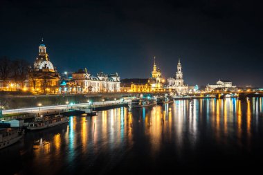 Şehir ve Elbe RIV yansımalar güzel gece görünümü