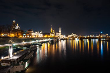 Şehir ve Elbe RIV yansımalar güzel gece görünümü