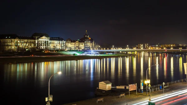 Vieille ville allemande de Dresde sur l'Elbe la nuit — Photo