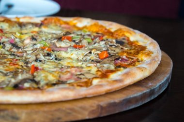 Pizza üzerinde ahşap masa, en lezzetli İtalyan yemekleri