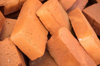 Kırmızı tuğla inşaat alanında için yığını