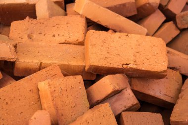 Kırmızı tuğla inşaat alanında için yığını