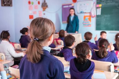 okul çocukları sınıfta aktif olarak katılıyor. Eğitim