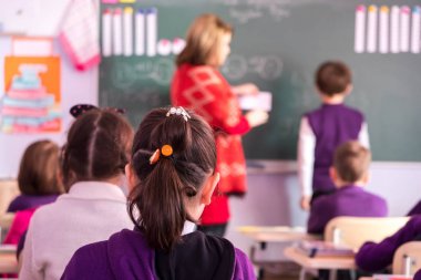 okul çocukları sınıfta aktif olarak katılıyor. Eğitim