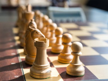 Satranç figürleri oyun tahtası üzerinde bir dizi