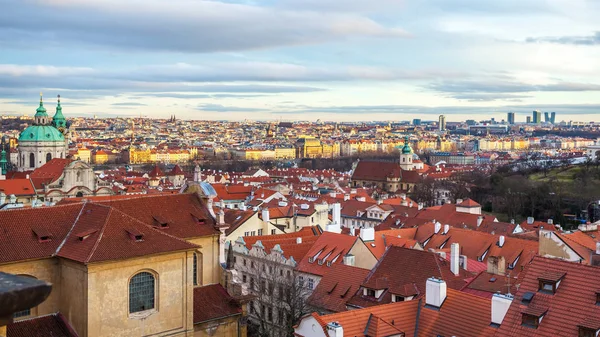 Uitzicht van Praag over huizen met rode daken. Geweldig uitzicht vanaf abo — Stockfoto