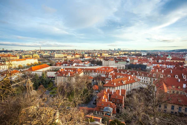 Uitzicht van Praag over huizen met rode daken. Geweldig uitzicht vanaf abo — Stockfoto