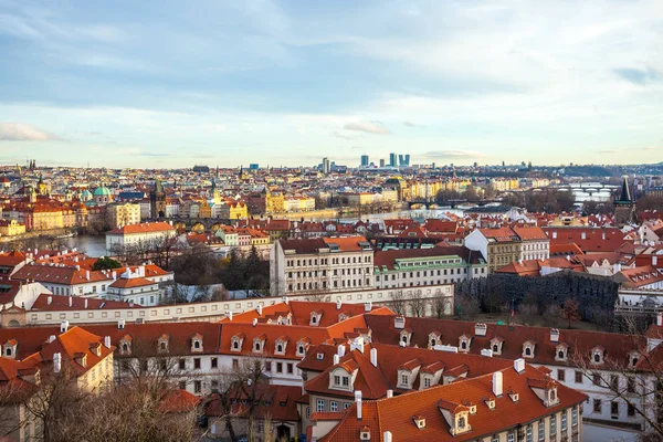 Uitzicht van Praag over huizen met rode daken. Geweldig uitzicht vanaf abo — Stockfoto