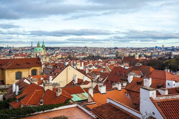 Uitzicht van Praag over huizen met rode daken. Geweldig uitzicht vanaf abo — Stockfoto