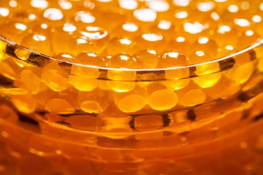 Bir cam kavanoz tatlı kırmızı veya sarı havyar