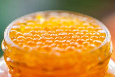 Bir cam kavanoz tatlı kırmızı veya sarı havyar